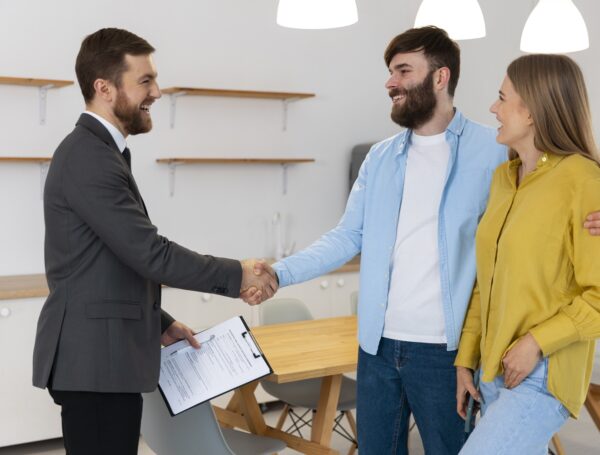 W październiku na rynku mieszkaniowym dominowały spadki cen